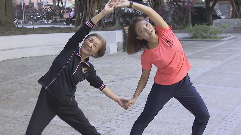 90歲嬤自學鋼琴.倒立.水墨畫 芭蕾及日文也難不倒 90歲嬤自學鋼琴、倒立、水墨畫 芭蕾及日文也難不倒