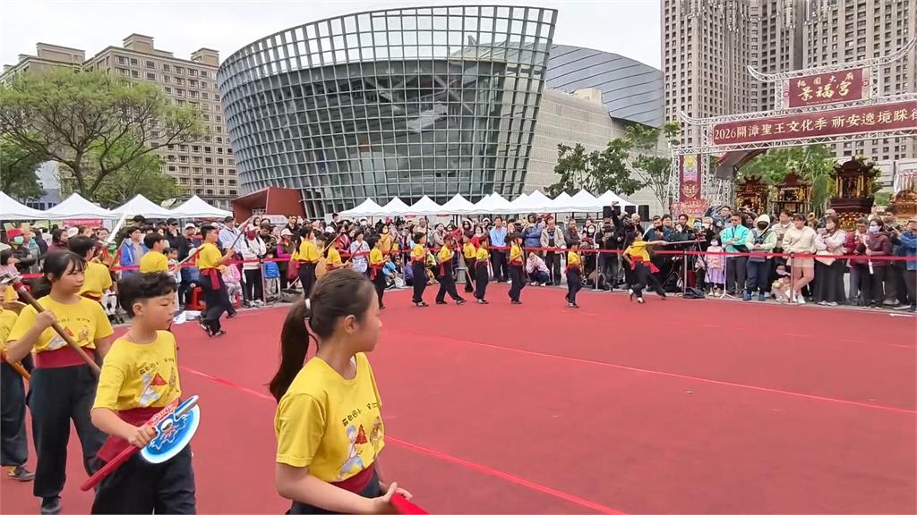 景福宮百年遶境登場! 張善政鑽轎底、蘇俊賓親扛神將