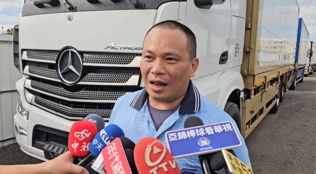 活菩薩！國3自撞火燒車　2大貨車駕駛跳車奮勇救人