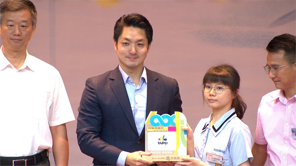 蔣萬安:我高中也想拿市長獎 當市長摸到獎狀也算圓夢