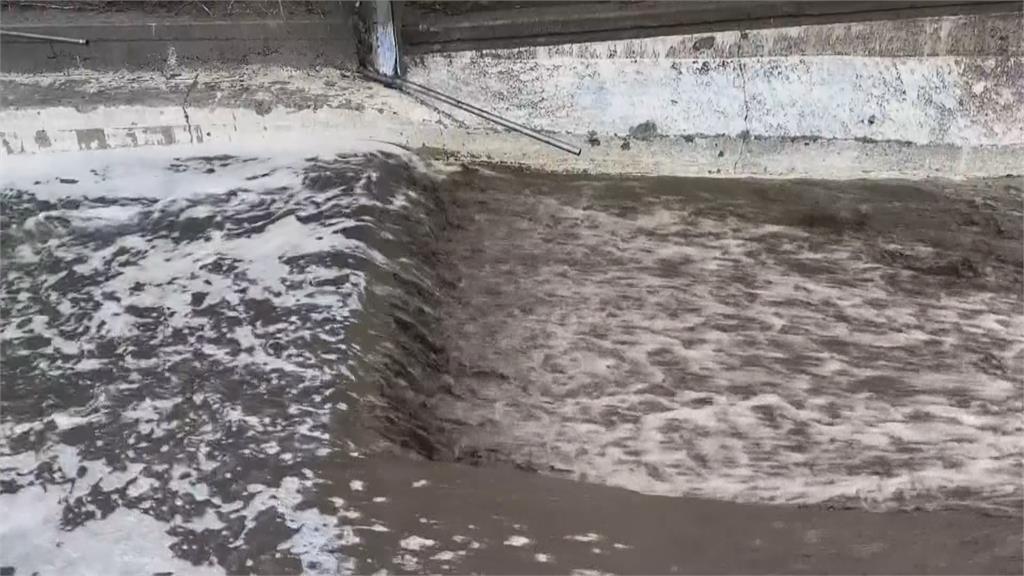 美加州土石流 消防車遭沖下海 消防員幸運生還