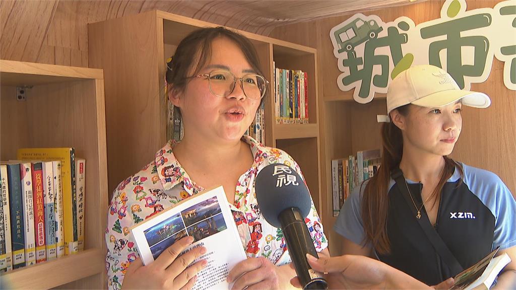 閱覽室直接開到家門口　小朋友搶搭「行動書車」