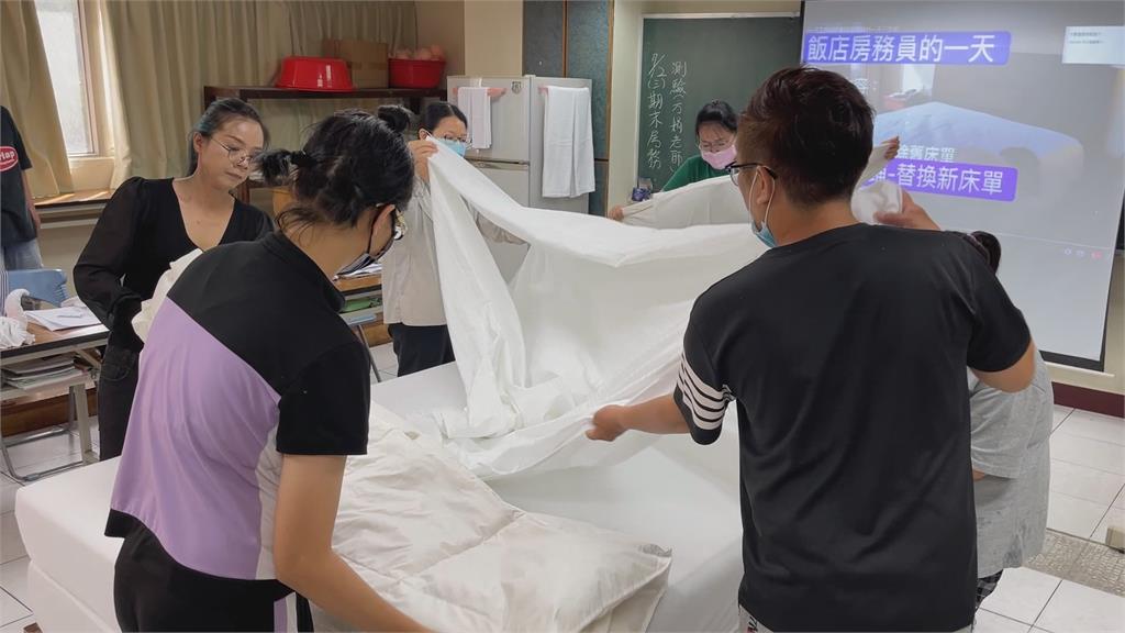 須先幫本國勞工加薪2千!政院拍板開放移工從事旅宿業