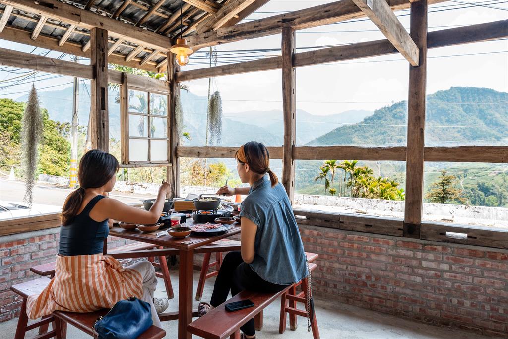 阿里山療癒慢旅，老宅鍋物、茶園與螢光夜景串聯山林風貌