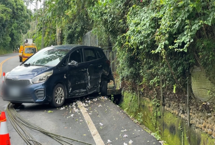 南投男疑恍神衝對向車道 撞小客車再追撞電桿