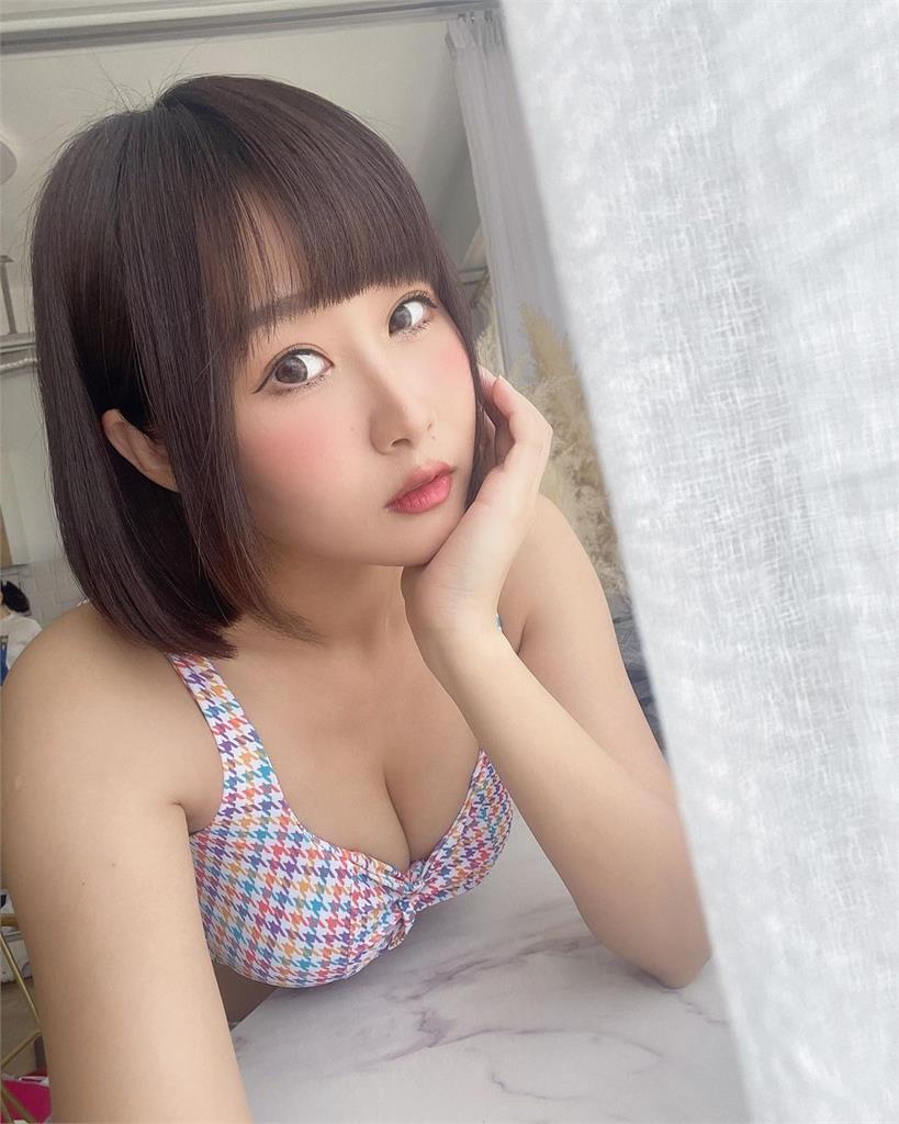 啦啦隊女神「夢幻泳裝」造型曝光!超甜眨眼「1姿勢」讓網暈爆