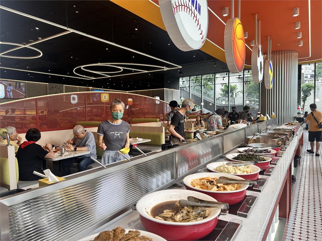 太熱天排隊排1個多小時!「平價牛排館最大新店」天天爆滿