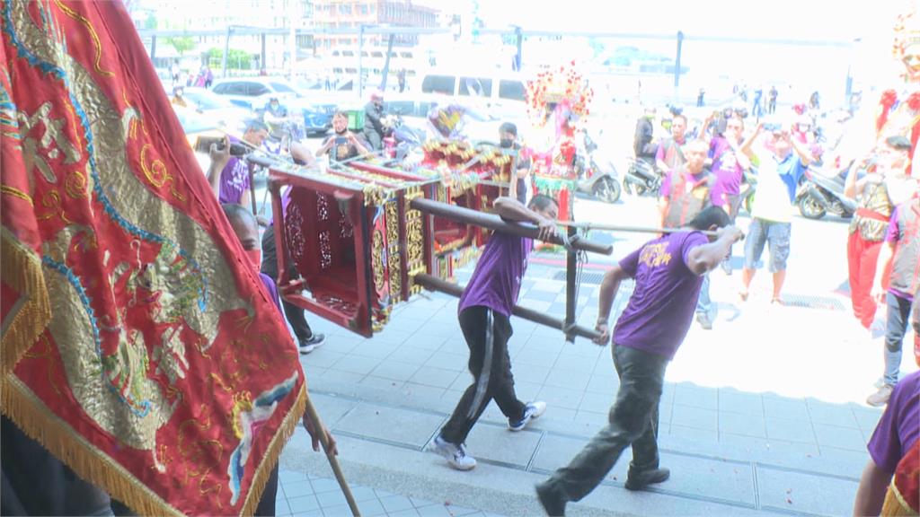 解封後首次!金門迎城隍大會師 坐神界「DISCO輦轎」送佛帖