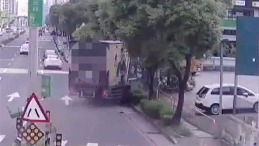 驚險！大貨車疑未注意路況　撞毀分隔道　路樹　暴衝停車場