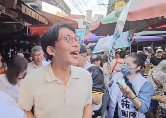郭子乾扮賴清德「陪童子瑋掃街」強碰民眾黨！對柯黃「秒噴1句」路人笑歪 