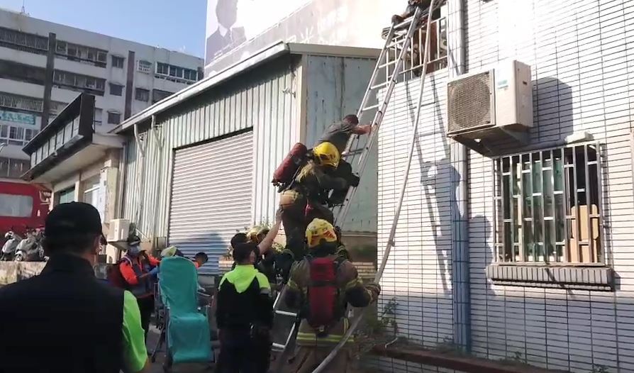 快新聞／台南5樓住宅竄火舌！  婦人、嬰兒救出「還有人員受困」