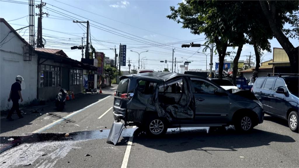 彰化「金馬陸橋」軍卡撞轎車 害失控撞民宅波及2人