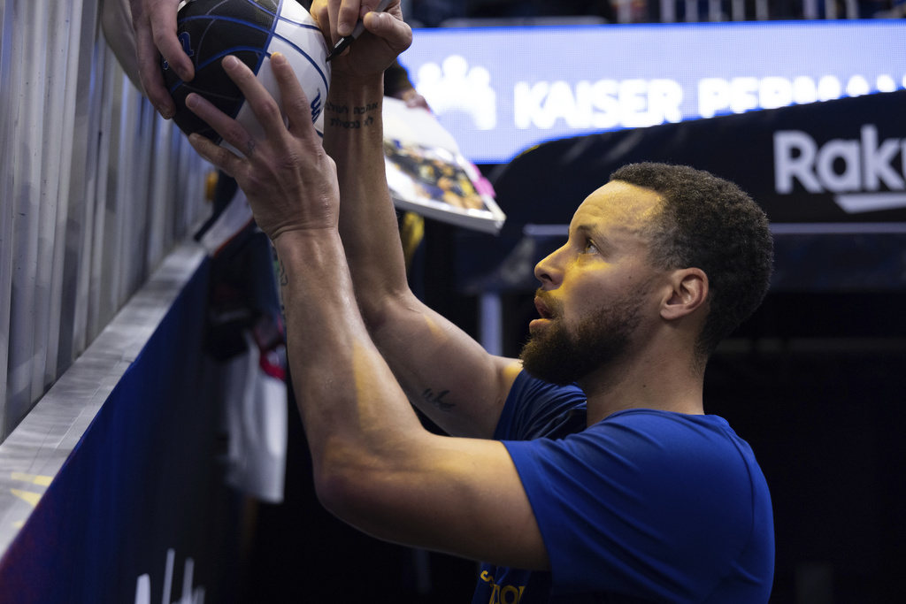 NBA(影)/送小球迷球鞋竟被大人攔截 Curry當場發火斥責看台球迷