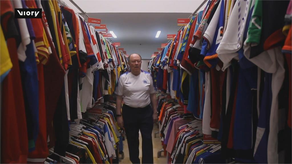 全球非官方收藏量最多的人　哥倫比亞「足球狂人」擁近8千件足球衣