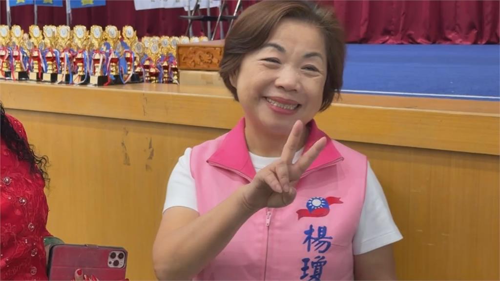 站台致詞長者突昏倒 何欣純急忙轉身救援幸無大礙