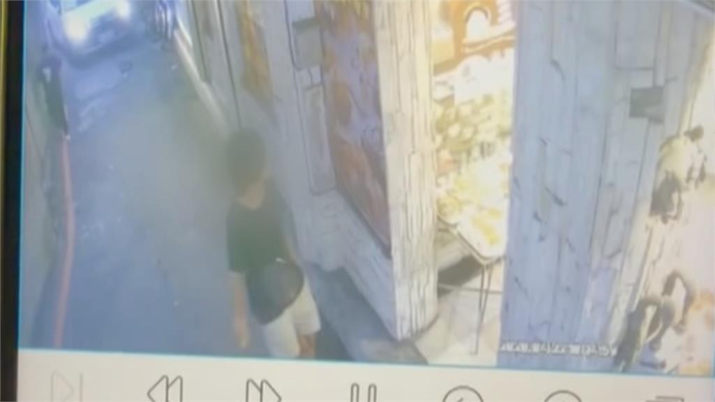台中逢甲商圈驚見「襲胸狼」！　朝落單女子「伸狼爪」囂張行徑曝
