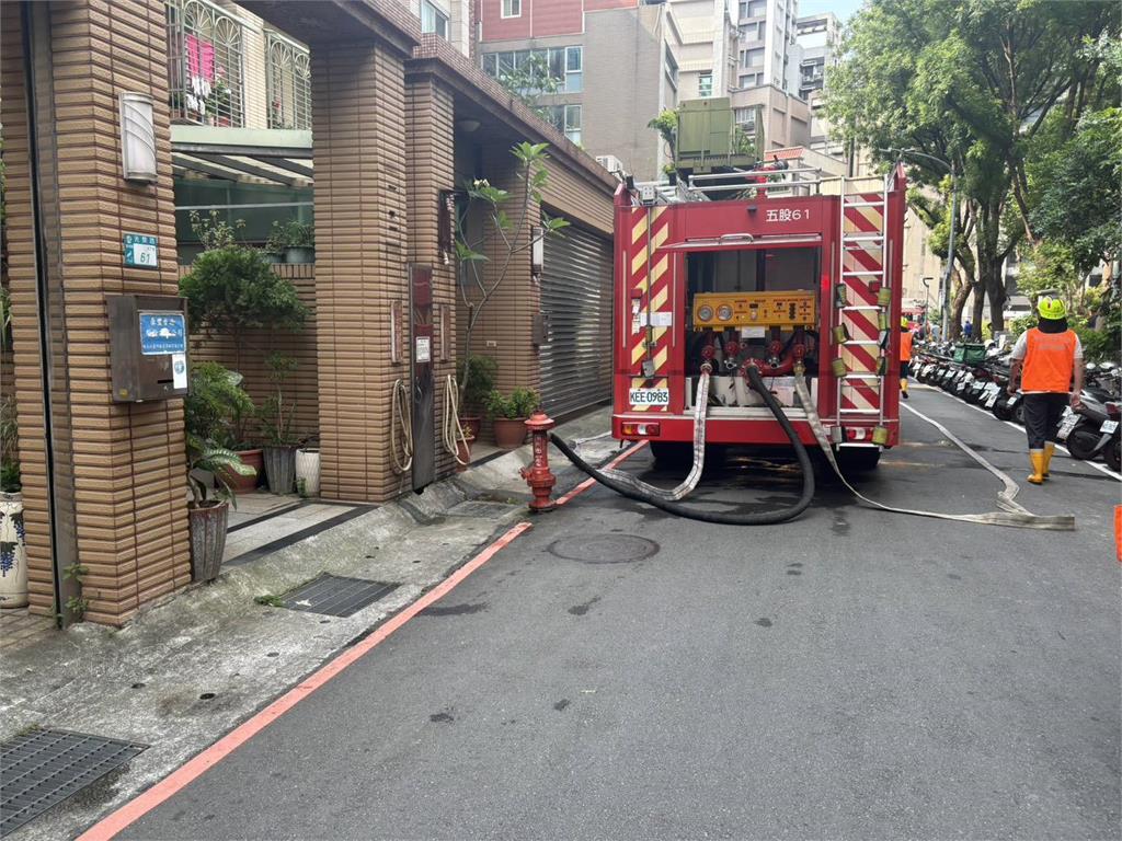 最新／蘆洲建案頂樓狂冒灰煙！3工人受困18樓　消防急派33車97人搶救