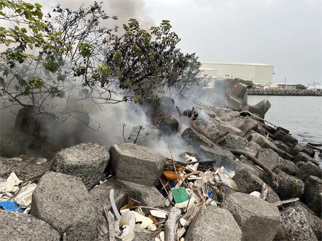 快新聞／一度以為是漁船著火！　屏東華僑市場路邊起火冒煙畫面曝