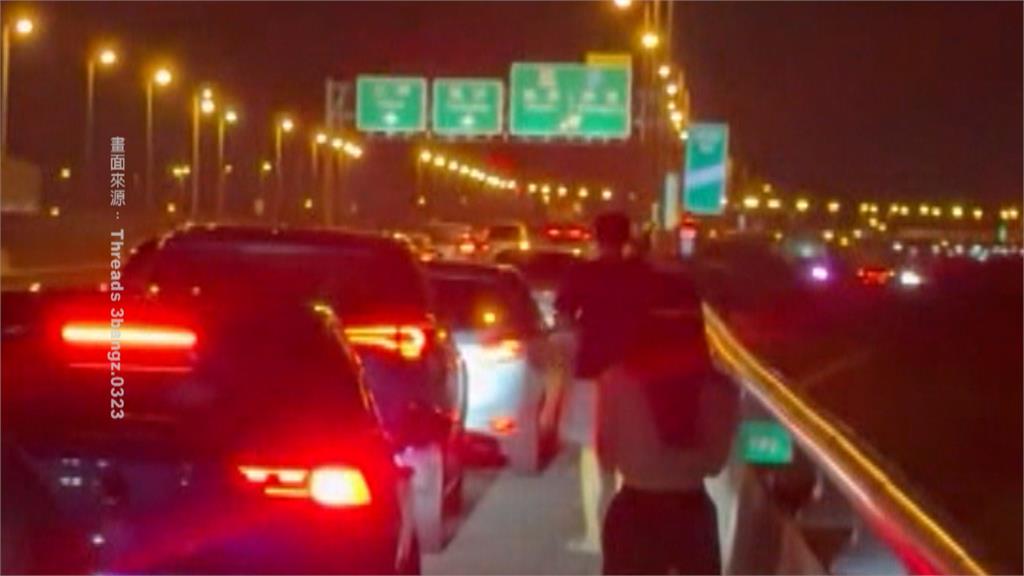 砰！國3北上彰化和美路段　聯結車爆胎害21輛車受災