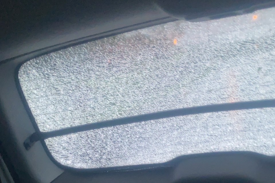 快新聞/小犬狂襲恆春半島 招牌歪斜掉落、媒體車輛玻璃遭擊碎