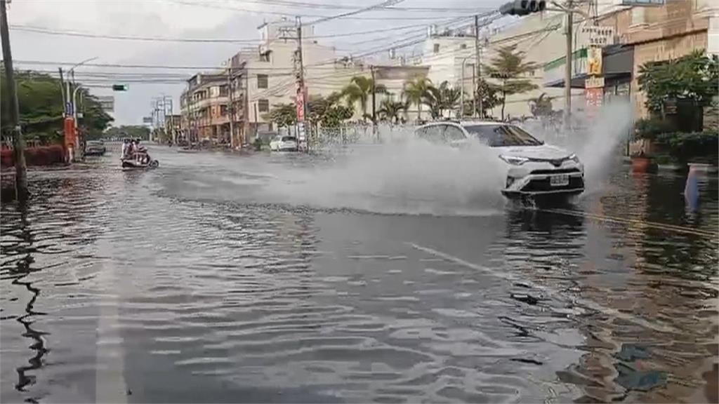 颱風來襲逢大潮海水倒灌 高雄旗津部分街道「淹過腳踝」