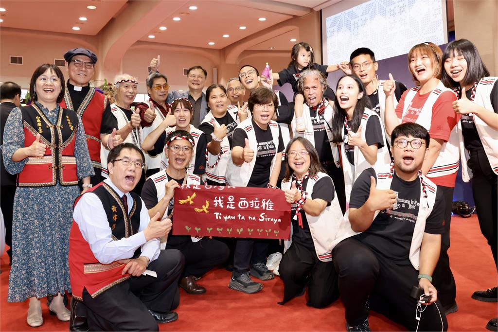 行政院核定西拉雅族為法定原住民，黃偉哲見證南市府長期推動正名！