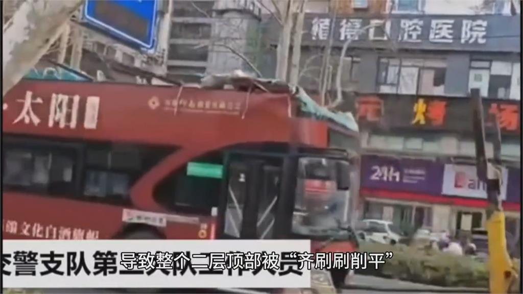 中國河南雙層巴士誤闖限高隧道　上層車頂掀開驚悚畫面曝光
