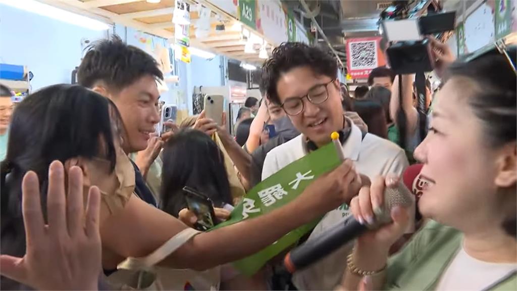 「洋流」持續發威!沈伯洋北投市場掃街 支持者排隊搶合照