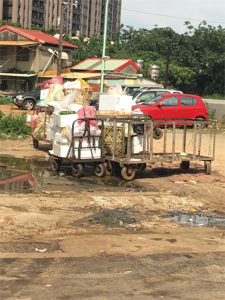 桃園忠貞市場攤商怨聲載道! 垃圾車無法進出、定點清運被抗議