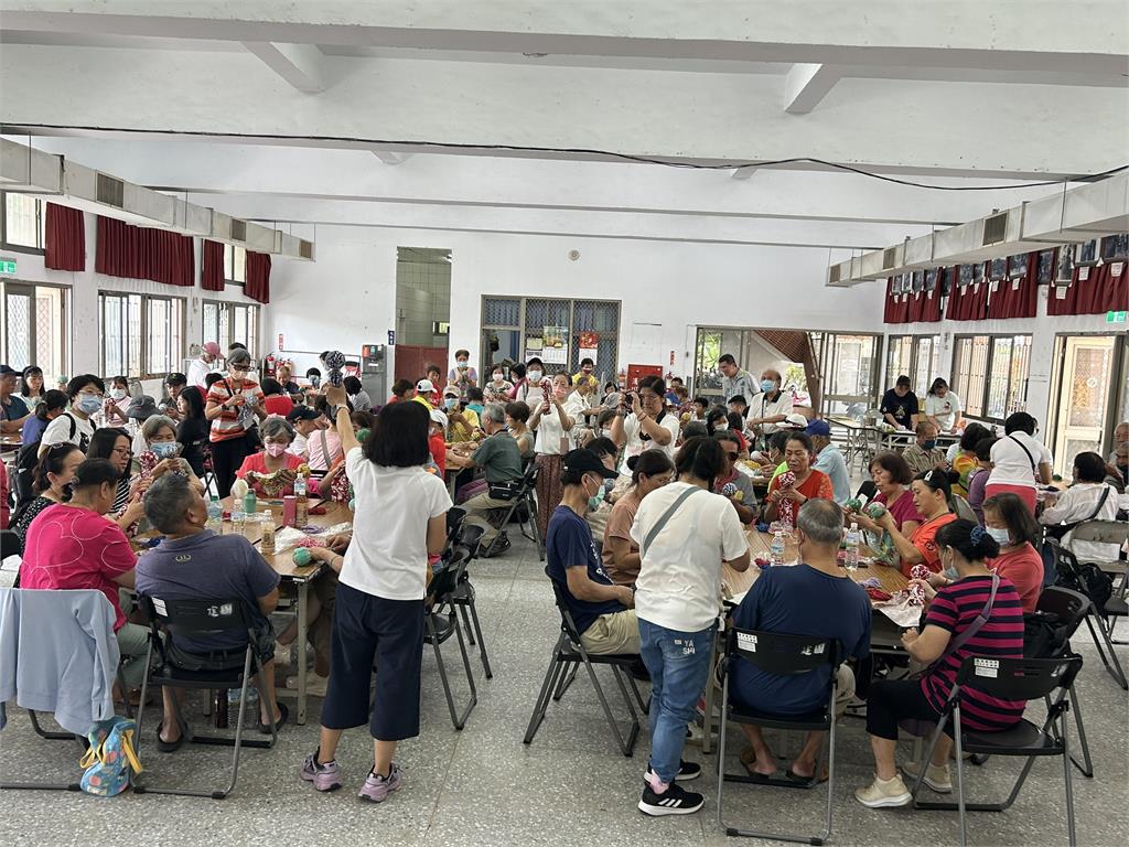 快新聞/推廣艾草按摩同步宣導反詐 沈發惠深入基層傾聽民瘼