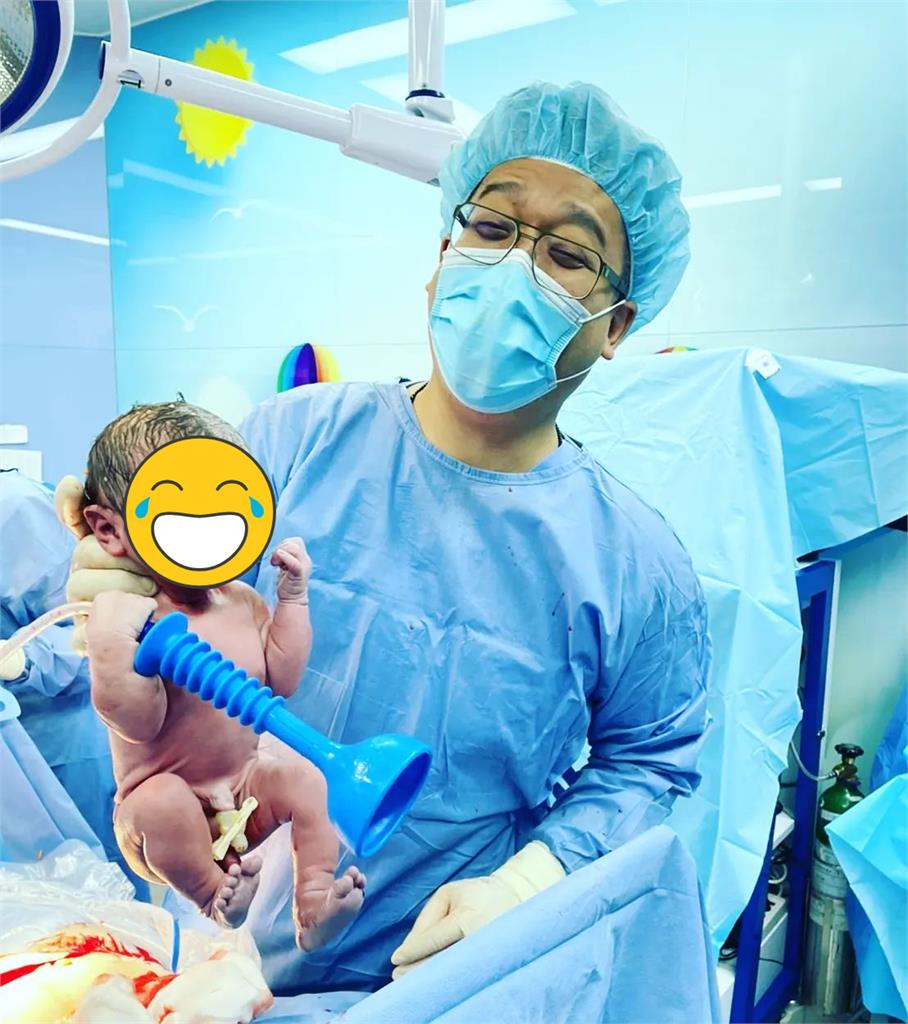 新生兒緊抓這1根　醫師驚「一出生就抓周」網笑：未來院長！