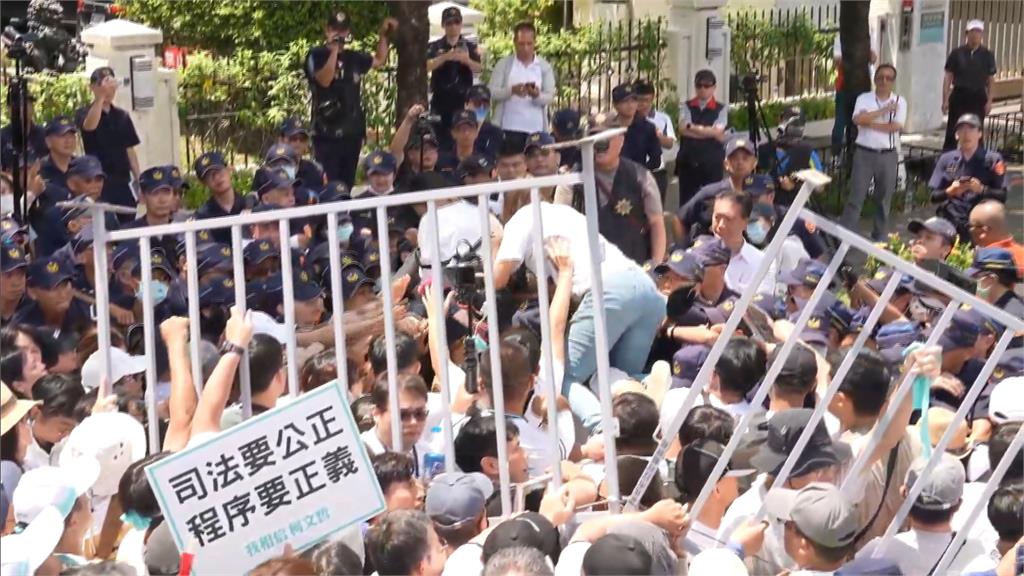 8警掛彩.昏迷仍沒驅離! 隊伍驚見"五星旗" 議員轟北市警軟弱