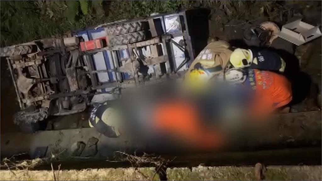 連人帶車翻落邊坡　果農被壓車底受困身亡