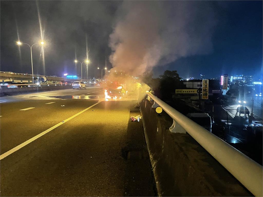 快新聞/最新!國1汐五高架堤頂段火燒車 整台車瞬間燒成一團火球