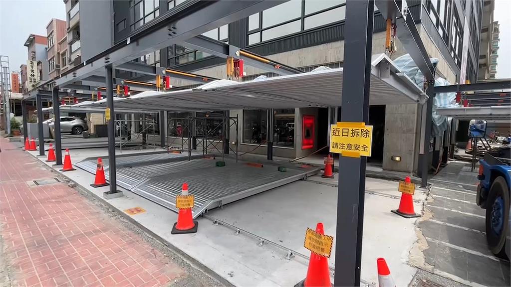 鄰近國小!路口蓋露天機械車位 縣府:退縮空間已違法勒令拆除