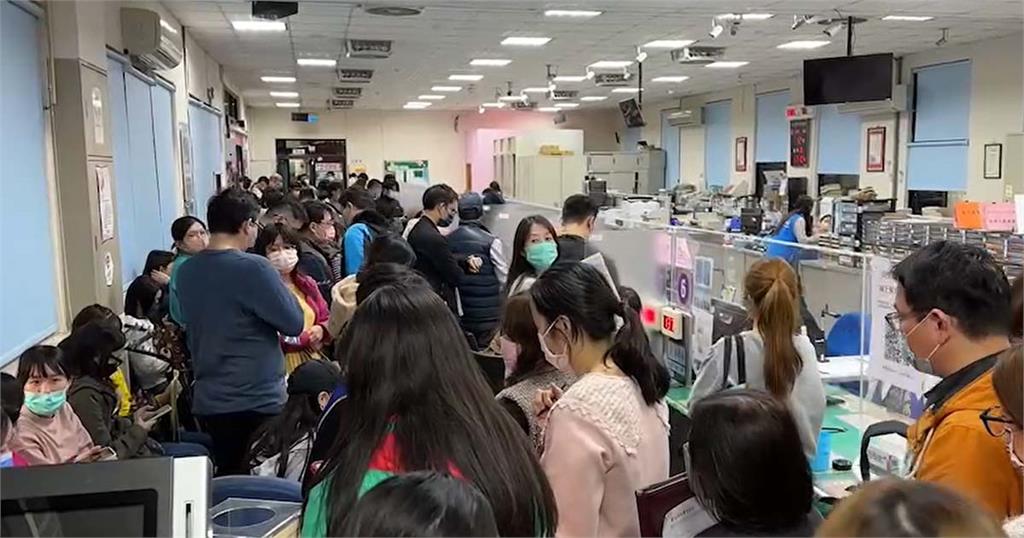 竹北發「6千元紓困金」千人搶入籍! 人龍擠爆公所估辦理到深夜