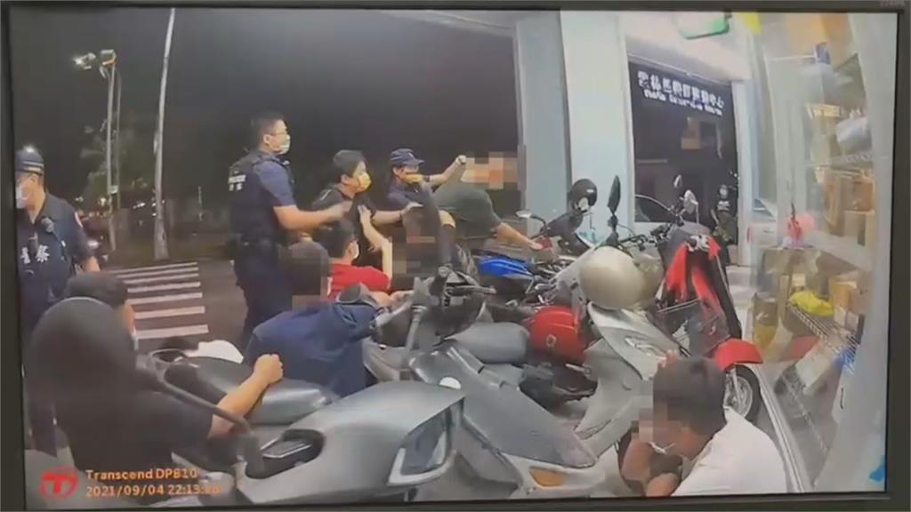 領包裹不滿店員態度差 兩邊嗆聲撂人助陣開打