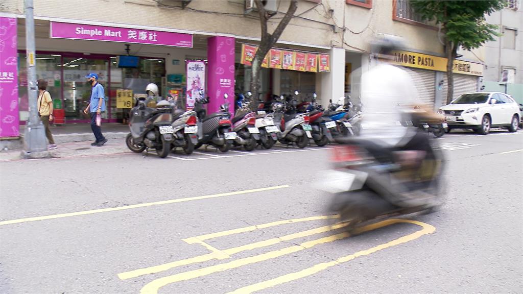 失控撞毀路邊9輛機車 新北肇事駕駛稱要撿手機