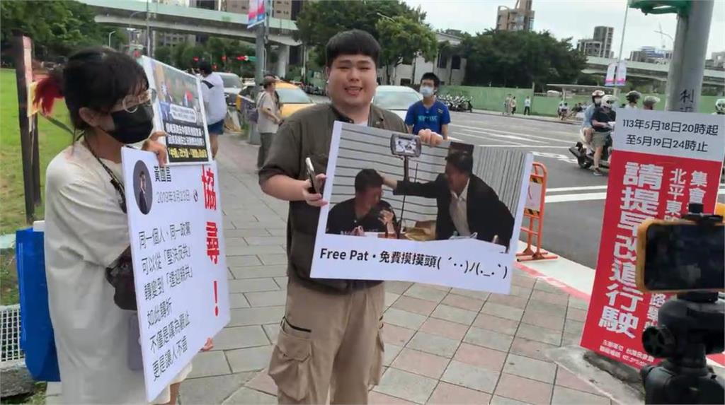 快新聞/昔批國民黨今被酸「傅小弟」 她現身遊行高舉「協尋2019年黃國昌」