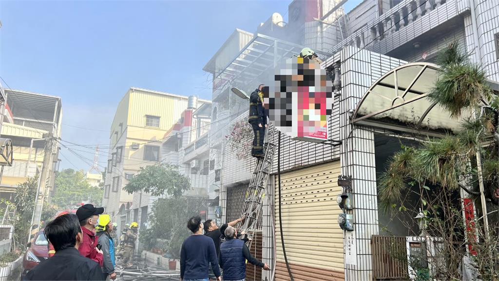 台南新營民宅1樓客廳起火　母子3人躲浴室2死1傷