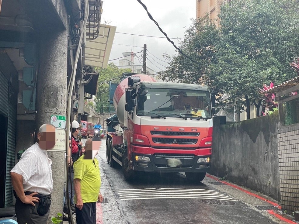 北投水泥預拌車違規逆向開往工地　「勾斷電線」91戶停電逾1小時