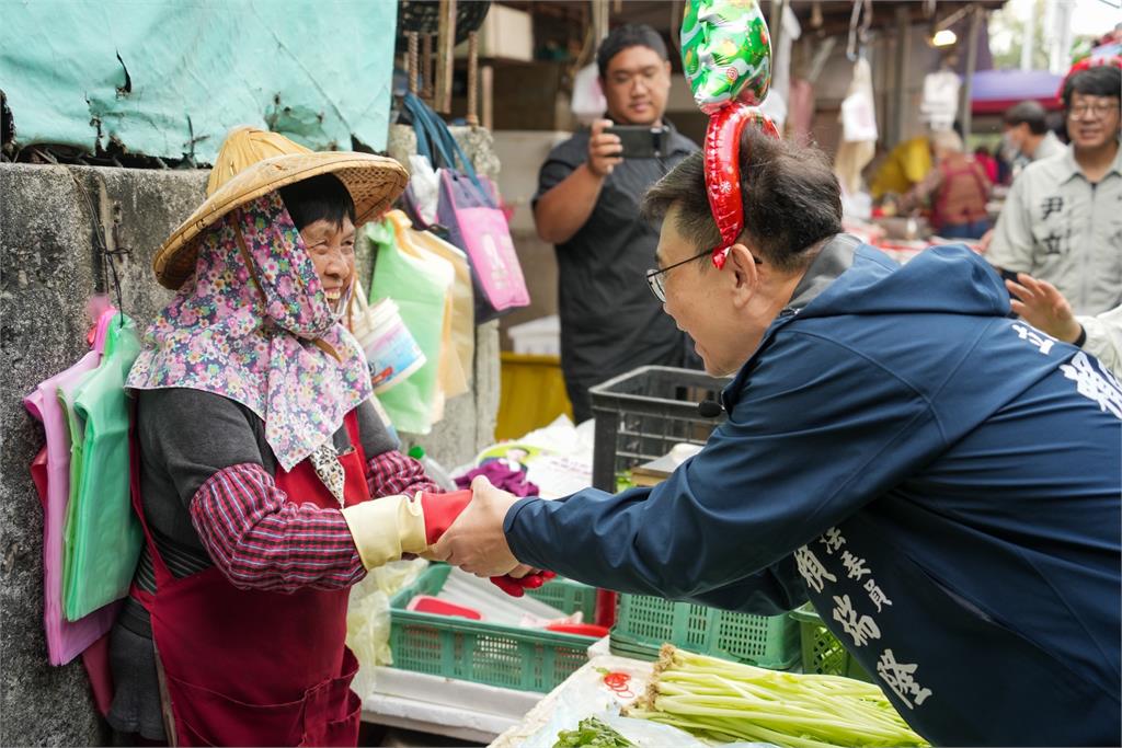 快新聞/勝利路發年曆求當選!柯志恩喊年後公布政見 賴瑞隆跑左營攻陸戰