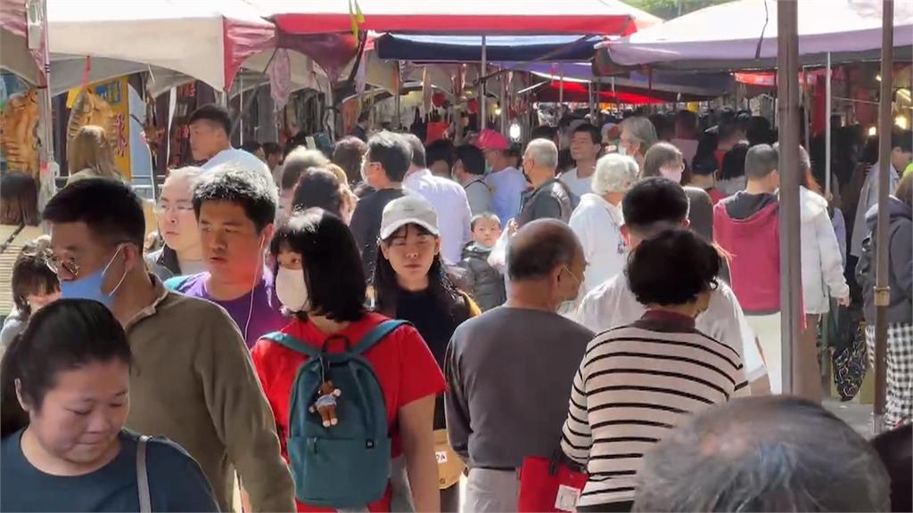 台南年貨大街擠爆！　　重現眷村美食特色　臘肉日賣千斤