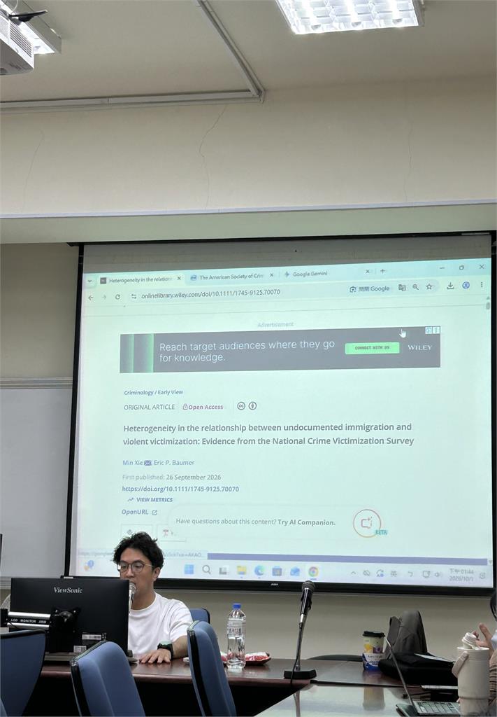 沈伯洋忙選戰仍堅持授課！北大生曬「全英文投影幕」上課畫面…釣本尊親回1句