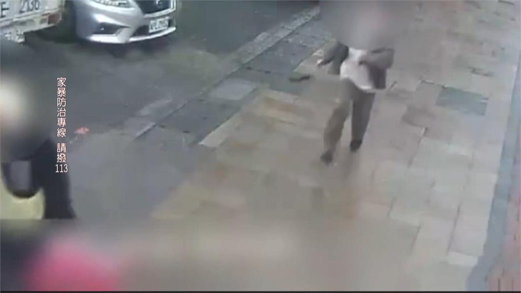 喝醉性情大變! 當街毆打20歲同性配偶長達近10分鐘