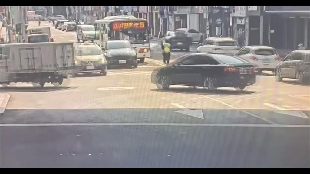 開車突停路中央!警緊急破窗 駕駛呼呼大睡「全因酒駕釀禍」