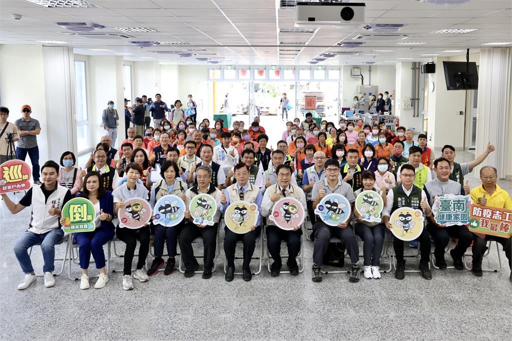 "雨後清潔日" 黃偉哲帶隊孳清 落實"巡、倒、清、刷"杜絕病媒蚊