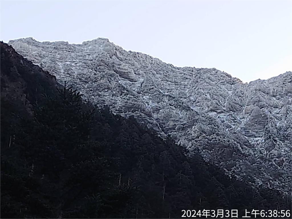 快新聞／玉山零下7.9度「積雪1公分」　銀白世界絕美畫面曝光