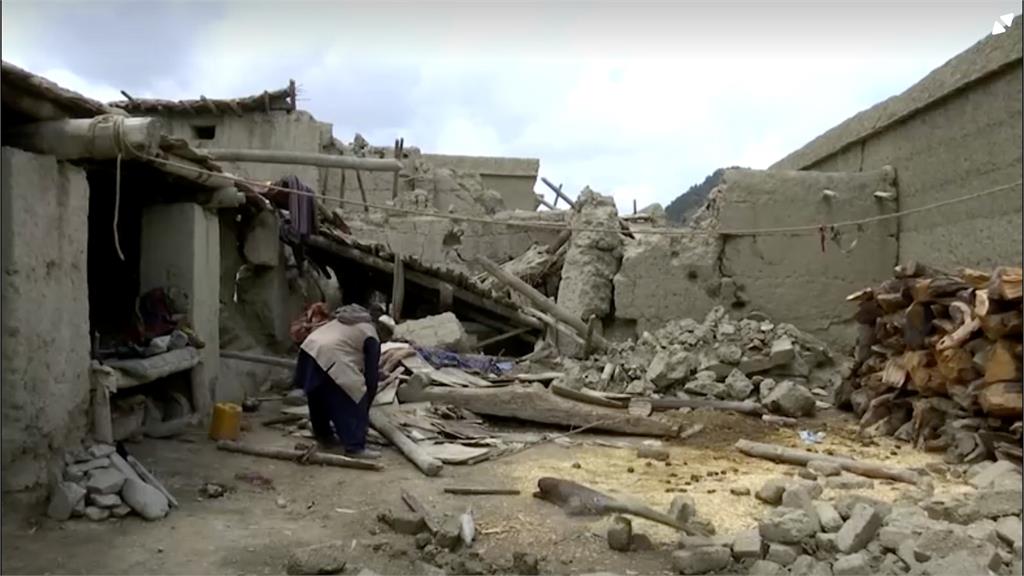 缺糧無處棲身！阿富汗地震罹難者增至1150人　災民斷壁殘垣中等待救援
