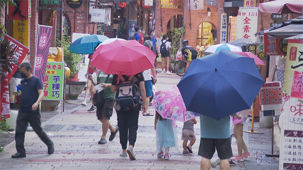 週末深坑老街湧人潮　部分民眾仍選擇外帶